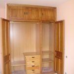 armario de madera con puertas abatibles y maletero