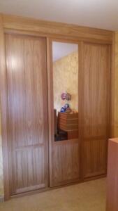 Armario de tres hojas correderas en roble una parte con espejo