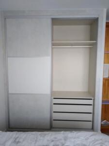 Armario juvenil de dos hojas correderas con cajonería