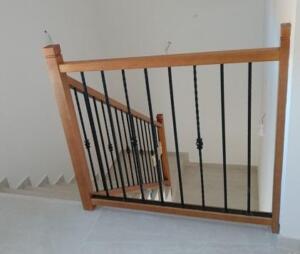 Barandilla de madera con forja negra