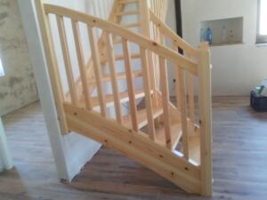 Escalera barandilla con estructura de pino