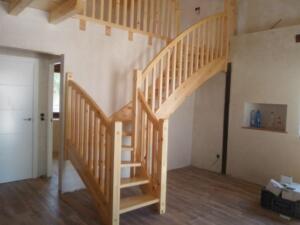 Escalera barandilla con estructura de pino