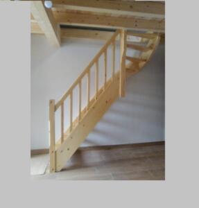 Escalera barandilla con estructura de pino