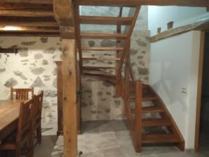 Escalera - barandilla madera iroko con forma + cristal