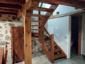 Escalera - barandilla madera iroko con forma + cristal