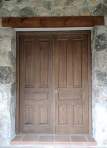 Puerta de entrada de dos hojas color nogal