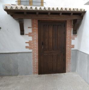 Puerta entrada exterior madera color nogal