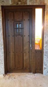 Puertas entrada exterior madera ventanillo