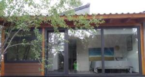 Ventanal madera y aluminio ( 1 hoja mas fijo  lateral)