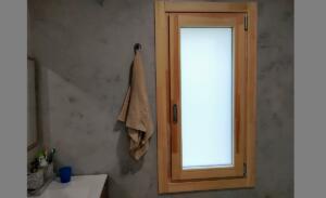 Ventana de madera y aluminio  1 hoja cara interior color pino laminado